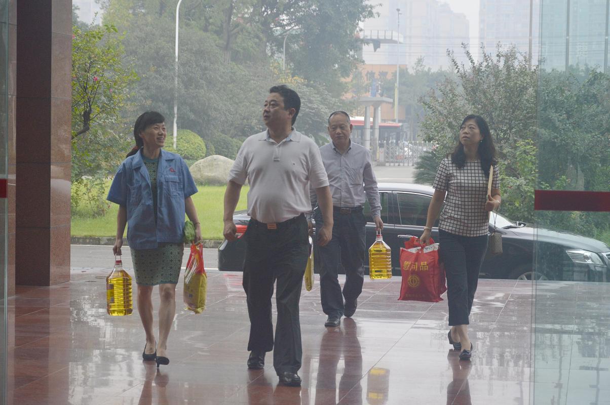 成都市总工会领导到成都milan米兰(中国)体育官方网站集团慰问困难职工