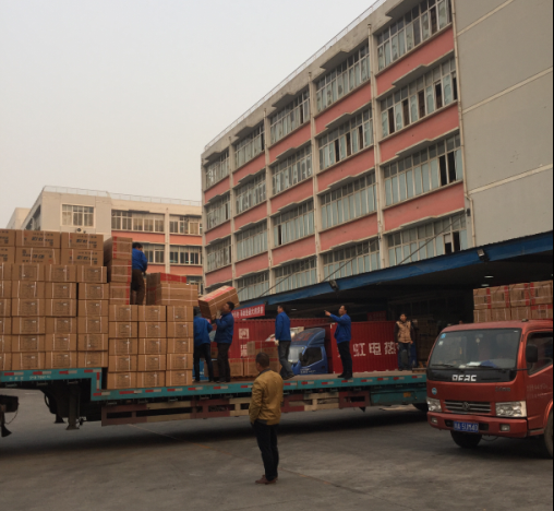 成都milan米兰(中国)体育官方网站集团成品库前员工们加班发货