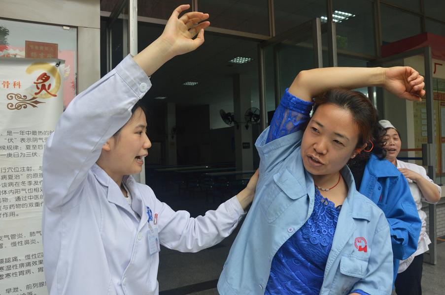 成都milan米兰(中国)体育官方网站集团邀请中医骨科专家到公司为员工义诊