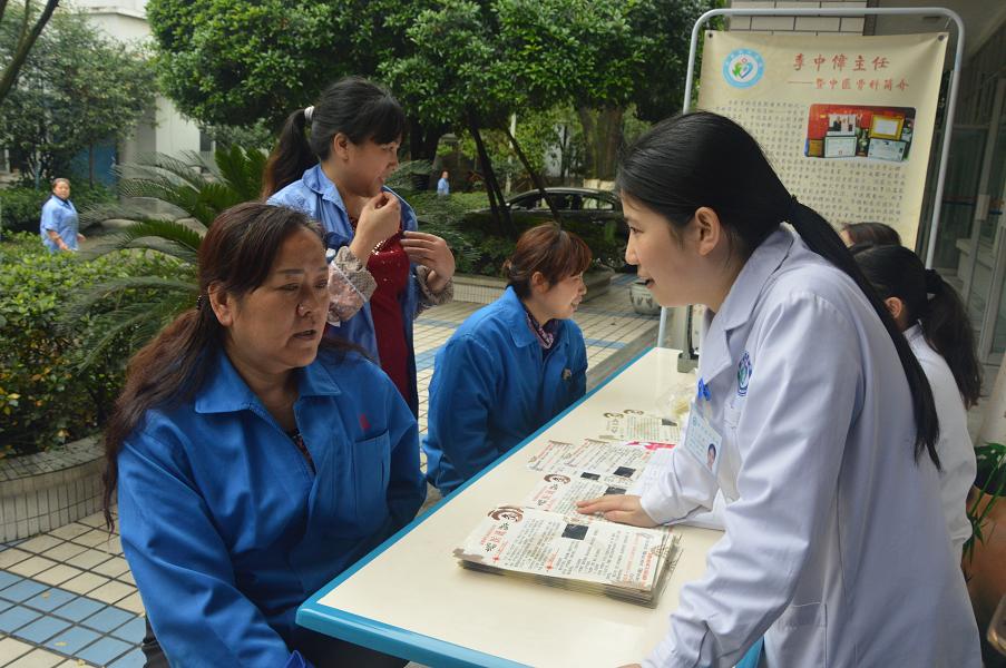 成都milan米兰(中国)体育官方网站集团邀请中医骨科专家到公司为员工义诊