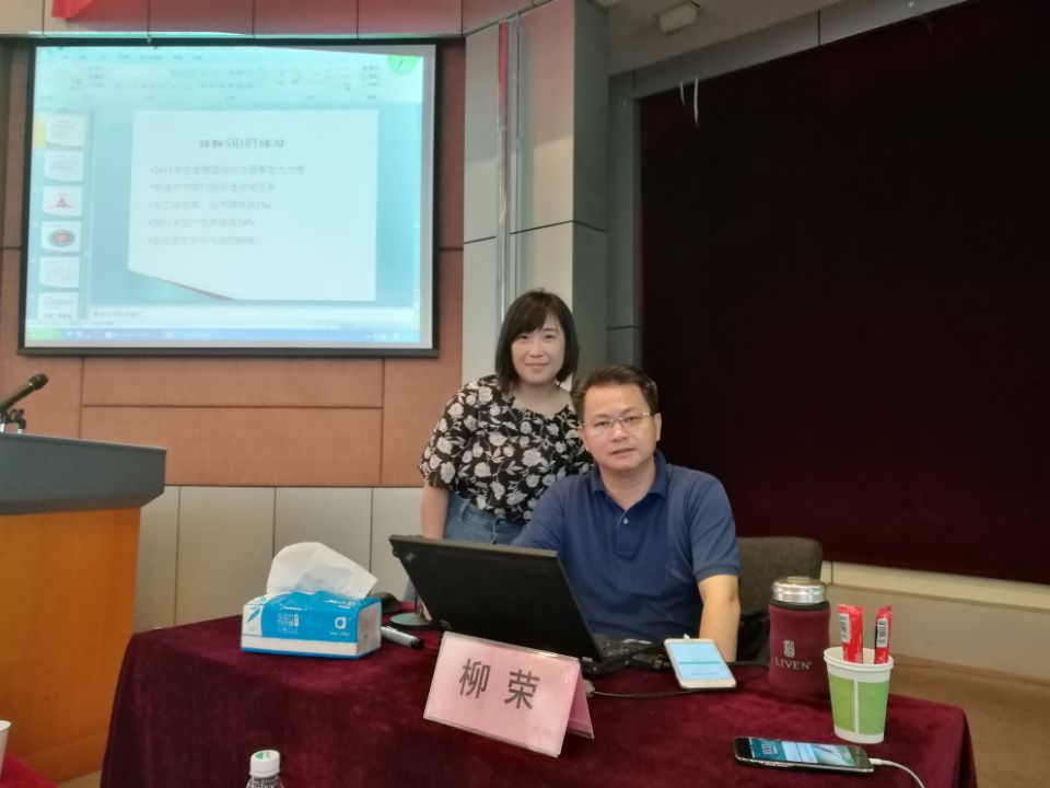 成都milan米兰(中国)体育官方网站集团电热毯车间安佳虹与柳荣老师合影