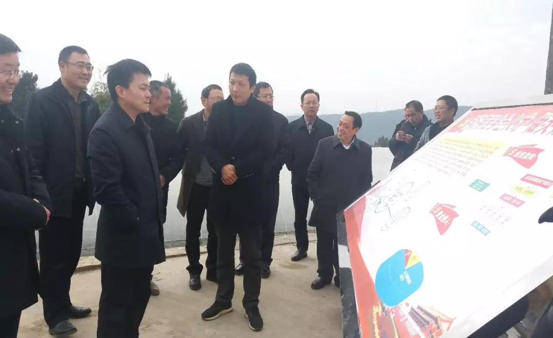 成都milan米兰(中国)体育官方网站集团刘荣富董事长陪同万局长现场查看了省工商局出资建设的村民活动中心