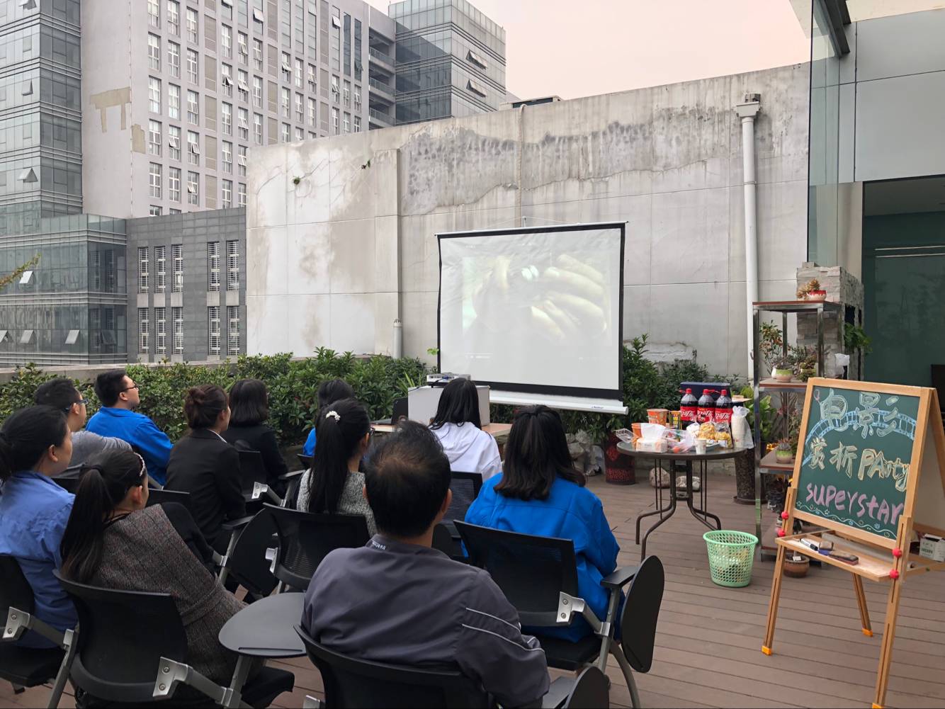 成都milan米兰(中国)体育官方网站集团团委组织在电子商务中心观看了影片《传奇霍金》