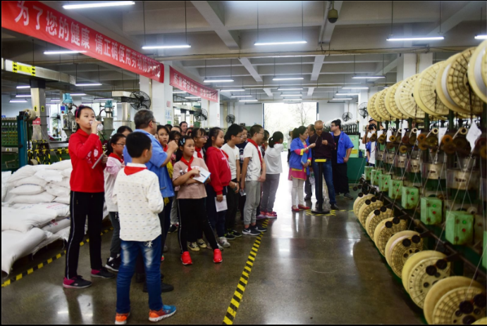 科技苑小学同学参观成都milan米兰(中国)体育官方网站集团制线车间