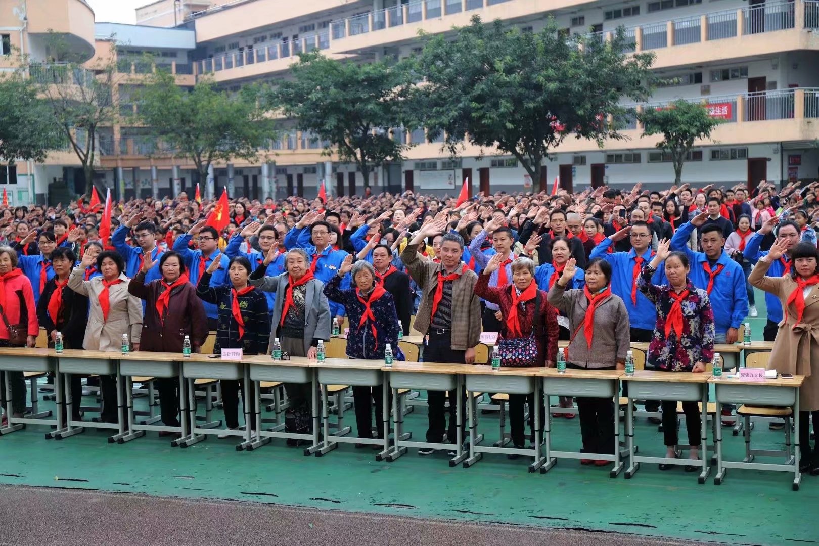 成都milan米兰(中国)体育官方网站集团党员、团员代表参加武侯科技园小学少先队建队69周年纪念活动