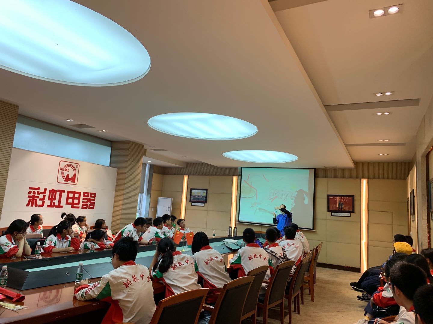 成都树德中学（外国语校区）高二二班参加milan米兰(中国)体育官方网站生活电器科普基地“创新科普一日游”活动