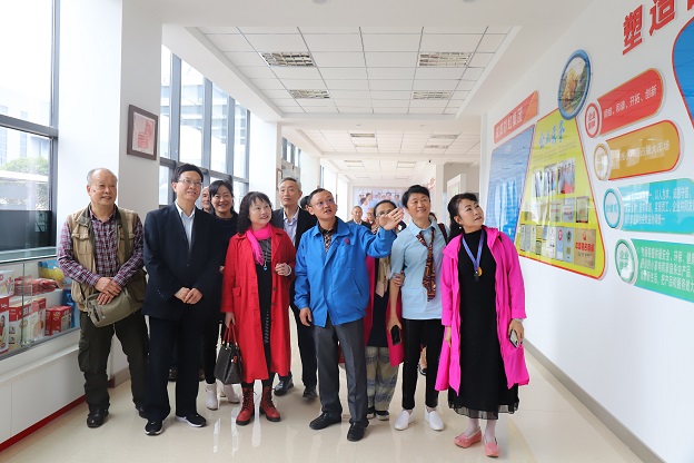 成都milan米兰(中国)体育官方网站集团退休党员党支部召开我爱祖国专题织织生活