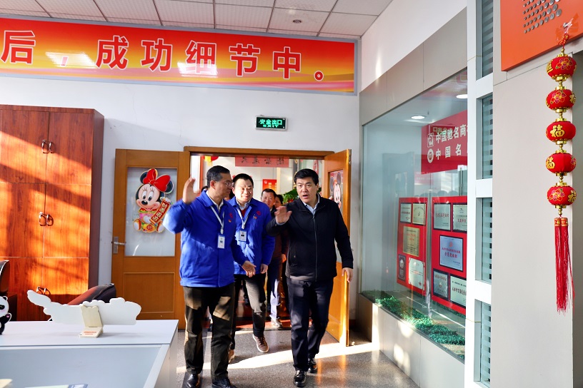 成都市委副书记、市长罗强莅临成都milan米兰(中国)体育官方网站集团走访慰问