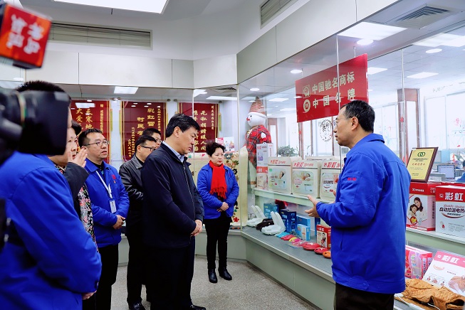 成都市委副书记、市长罗强莅临成都milan米兰(中国)体育官方网站集团走访慰问