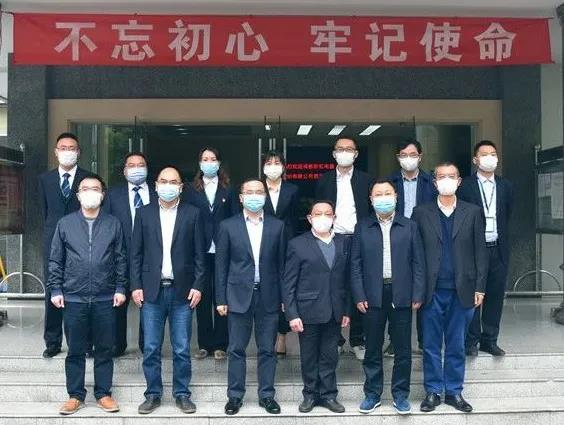 成都milan米兰(中国)体育官方网站集团向华西集团十二公司赠送锦旗
